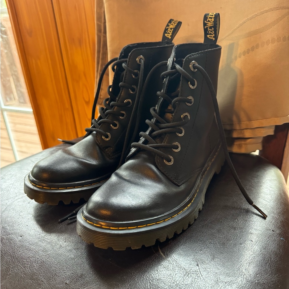 Dr Doc Martens Unisex Air Wair Black Leather Boots Men’s 7 Women’s 8